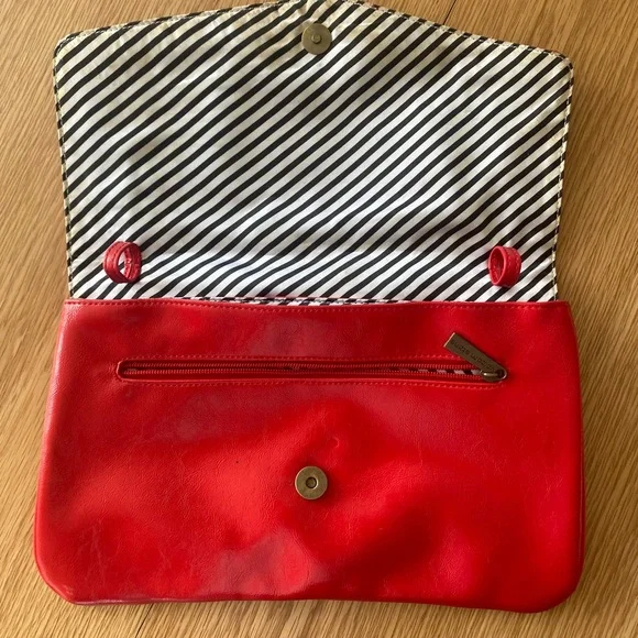 Red Volcom Clutch❣️ - Picture 4 of 5